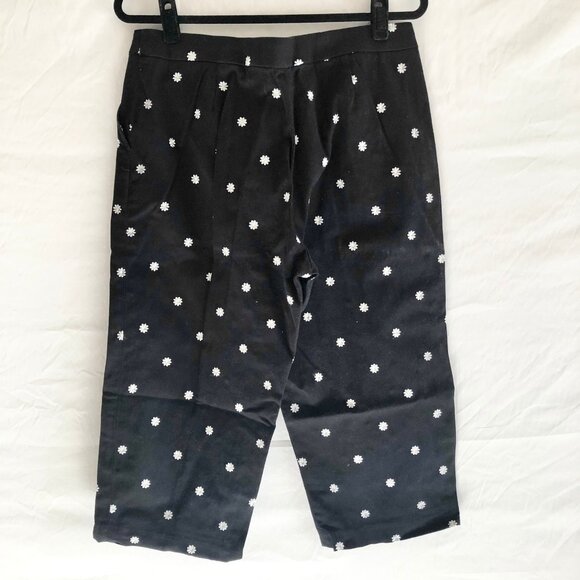 Daisy Embroidered Capri Pants Black - Picture 2 of 4